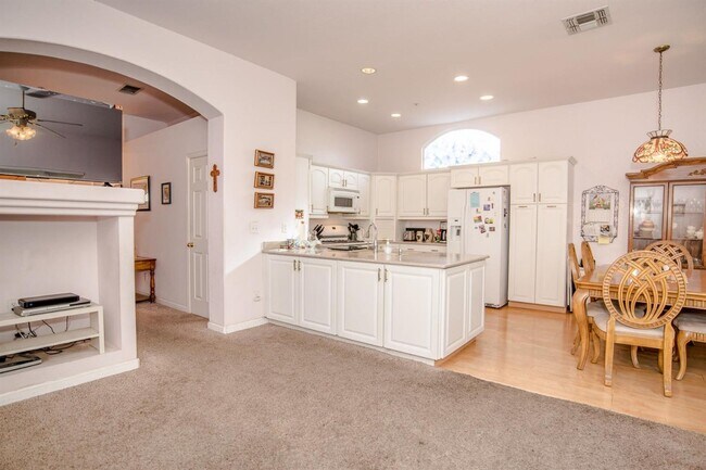 Foto del edificio - Sycamore Ranch 3 bedroom 2 bath FOR RENT