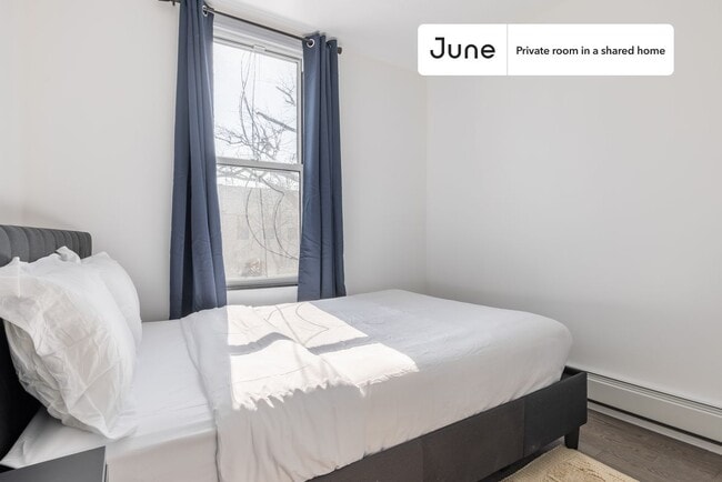 Building Photo - Private bedroom in 4 bed/2 bath Home