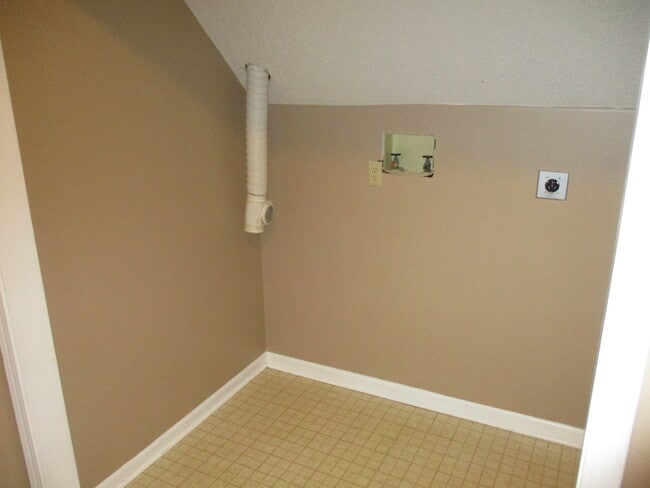 Building Photo - 1140 E Johnston St