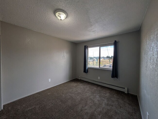 Building Photo - 1425 N Yosemite St