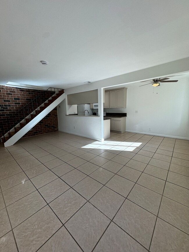 Building Photo - 2 Bedroom condo in Auburn! Walk to everyth...