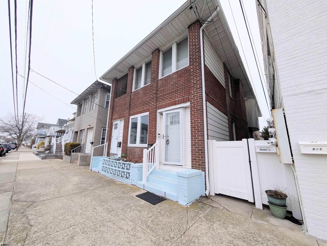 Primary Photo - 3 N Newport Ave