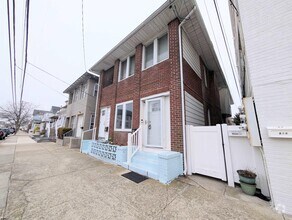 Building Photo - 3 N Newport Ave