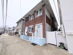 Building Photo - 3 N Newport Ave