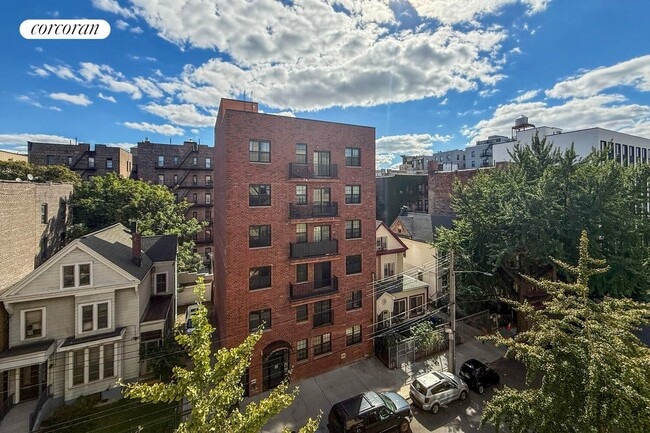 Building Photo - 2685 Creston Ave