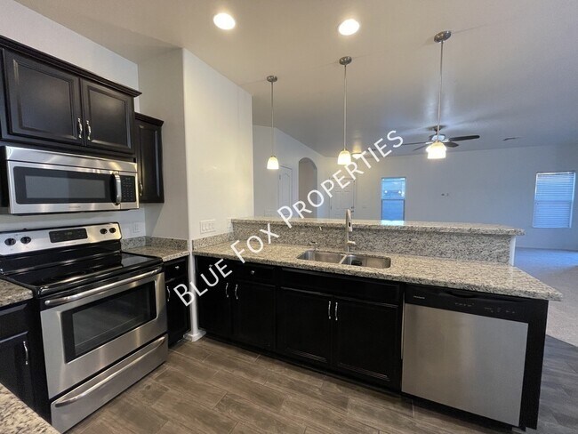 Foto del edificio - 8721 N Black Pine Dr