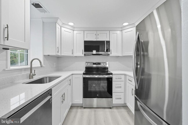 Building Photo - 2856 S Buchanan St