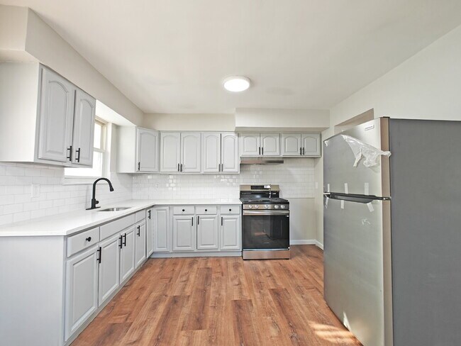 Foto del edificio - Spacious Fully Renovated Corner-Home Available Now!