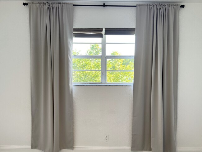 Ventana del dormitorio con orientación sur - 110 SE 2nd St