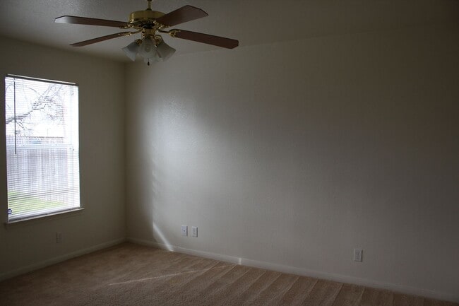 Building Photo - 1402 Chips Dr