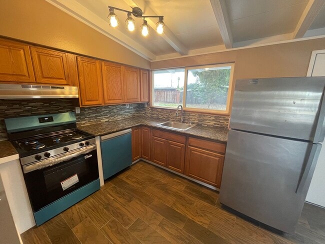 Building Photo - $3250 -- Charming, Centrally Located Singl...