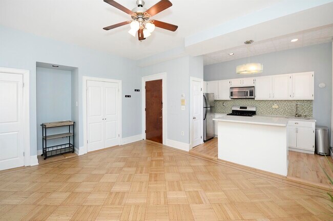 Building Photo - 422 Hudson St