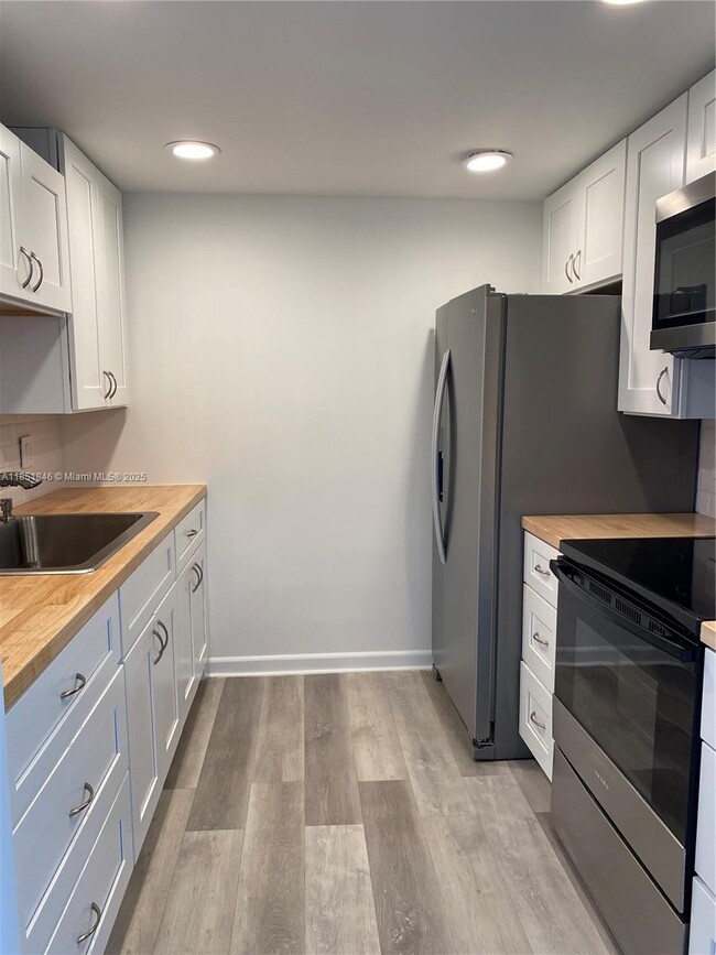 Foto del edificio - 801 SW 133rd Terrace
