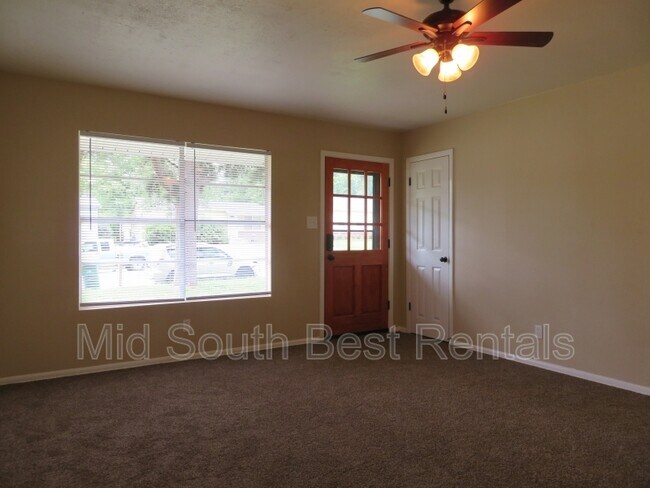 Foto del edificio - 8714 Winston Dr