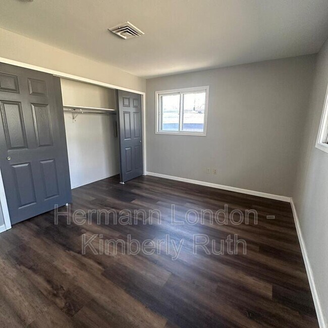 Building Photo - 11 Milbrook Ln