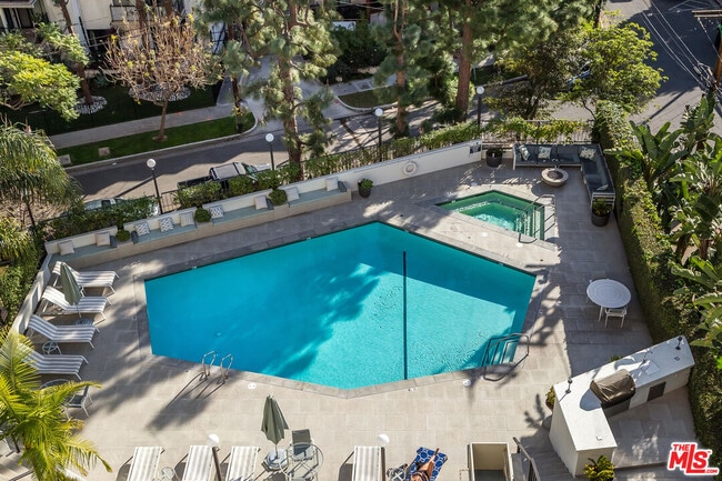 Foto del edificio - 8787 Shoreham Dr