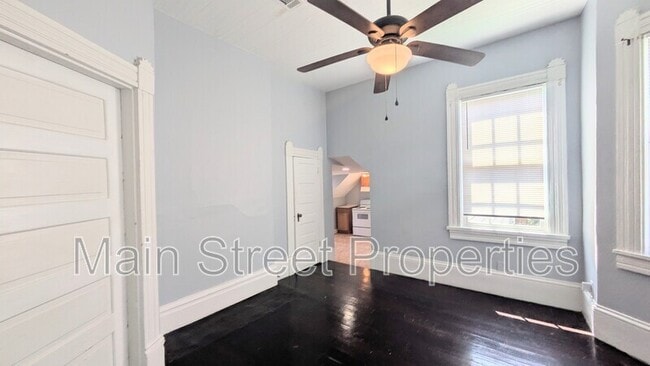 Building Photo - 911 N Spring St