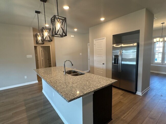 Foto del edificio - AVAILABLE NOW!