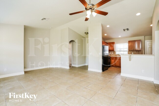 Foto del edificio - 6136 Hellman Ave