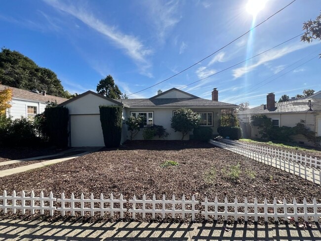 2 Bedroom/1 Bath Available in Oakland! - 2 Bedroom/1 Bath Available in Oakland! House