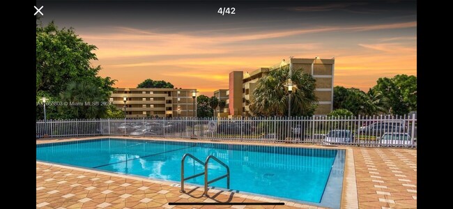 Building Photo - 9150 Fontainebleau Blvd