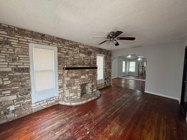 Building Photo - *2 Bedroom/ 1 Bathroom* Near Shopping and ...