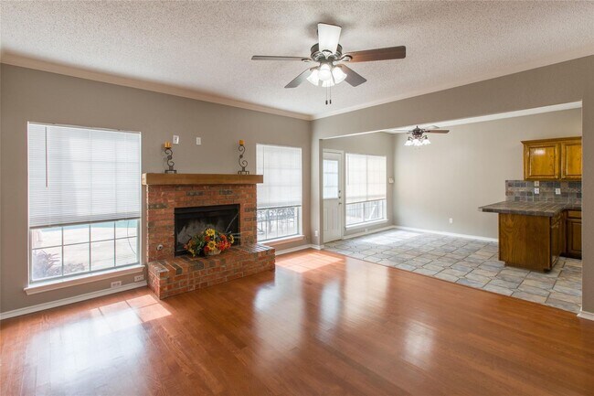 Building Photo - Pool and close to Legacy West!