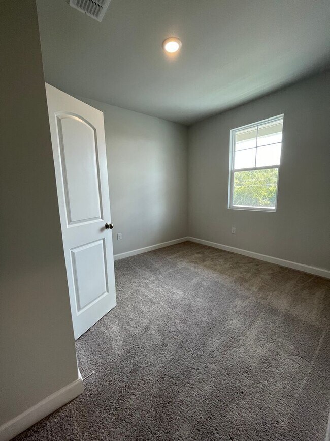 Building Photo - 108 Millbrook Dr