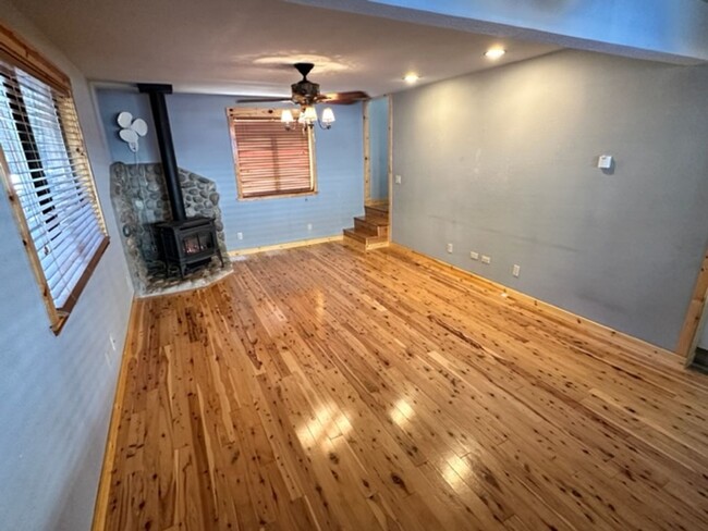 Building Photo - Lovely 3Bd Cabin style home in a quiet nei...