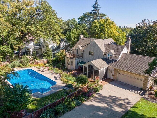 Foto del edificio - 2730 Glenhurst Ave
