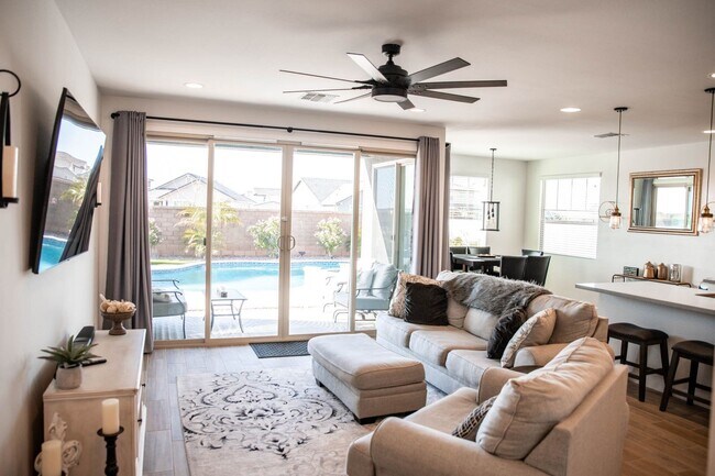 Foto del edificio - MUST SEE FULLY-FURNISHED Single-Story Home...