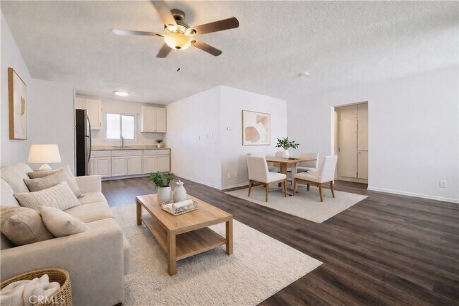 Foto del edificio - 685 E Vista Chino