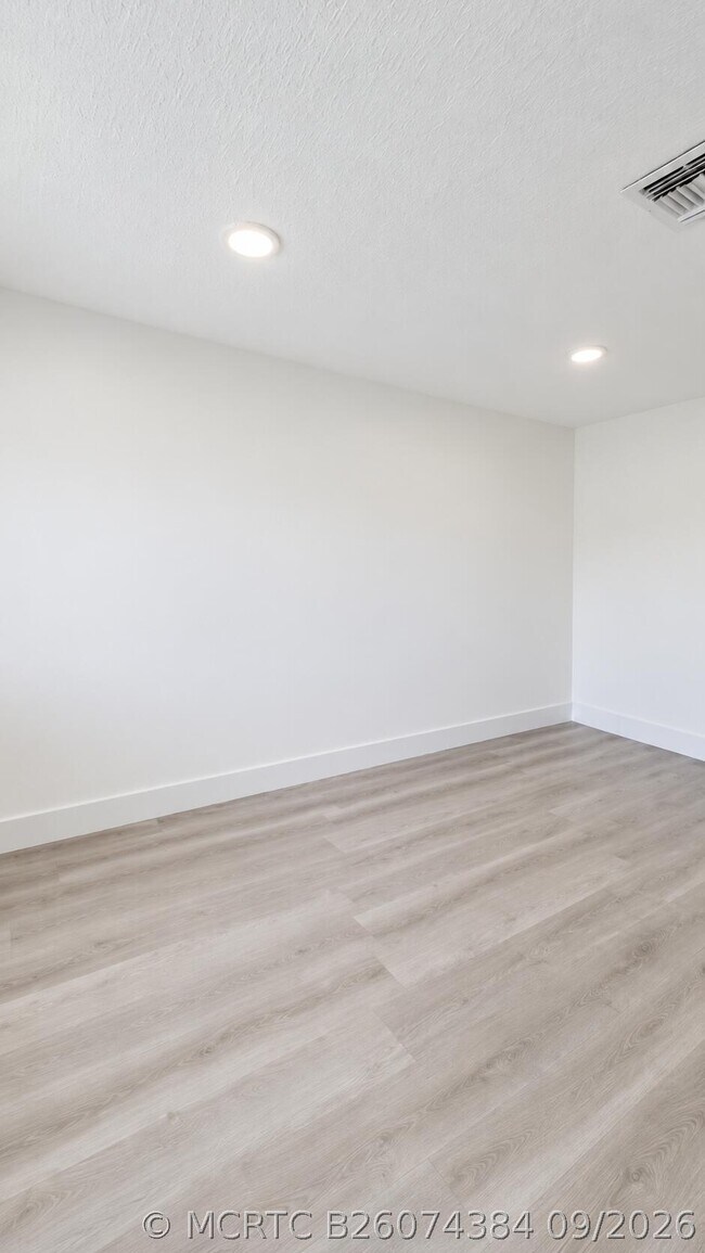 Foto del edificio - 801 NW 105th St