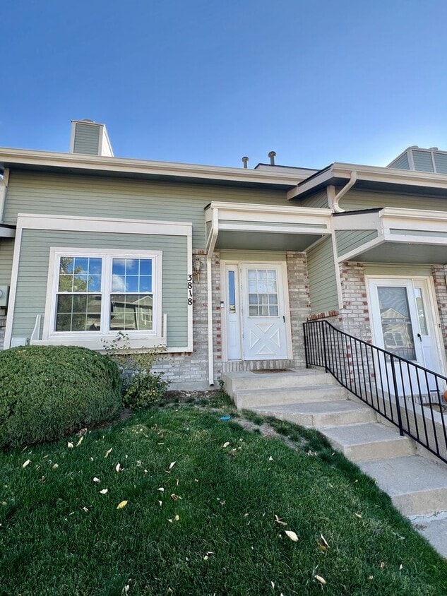 Foto principal - Beautiful townhome available in D20 Briargate!