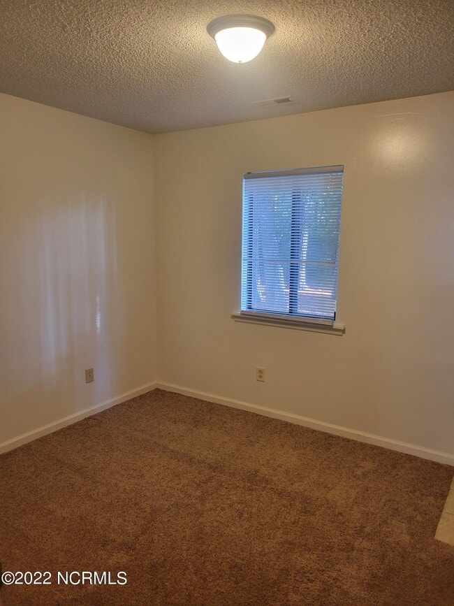 Building Photo - 128 Easy St