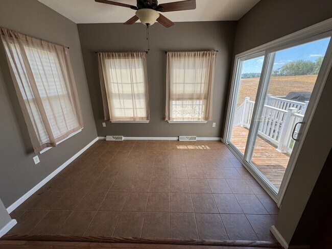 Building Photo - End unit townhome