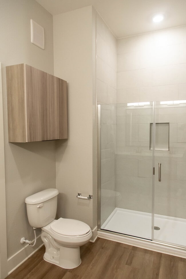 Building Photo - Crowne at 501