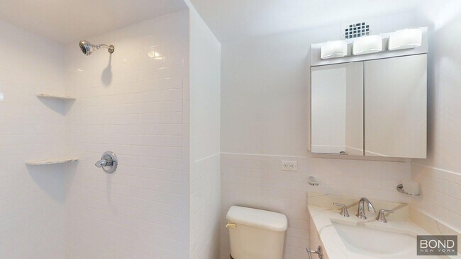 Foto del edificio - 219 E 69th St