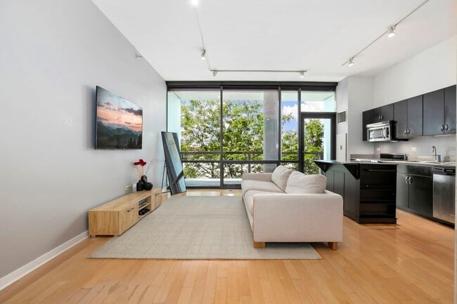 Building Photo - 860 W Blackhawk St