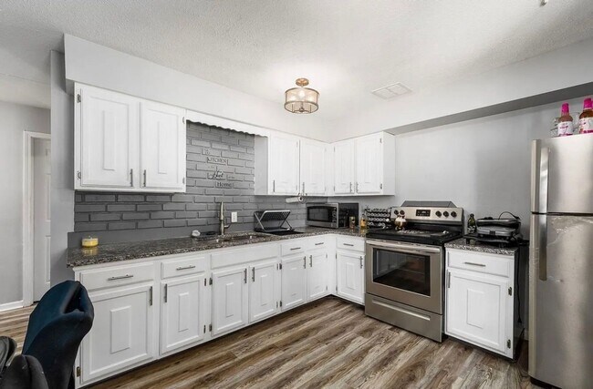 Foto del edificio - 5049 Gunston Dr