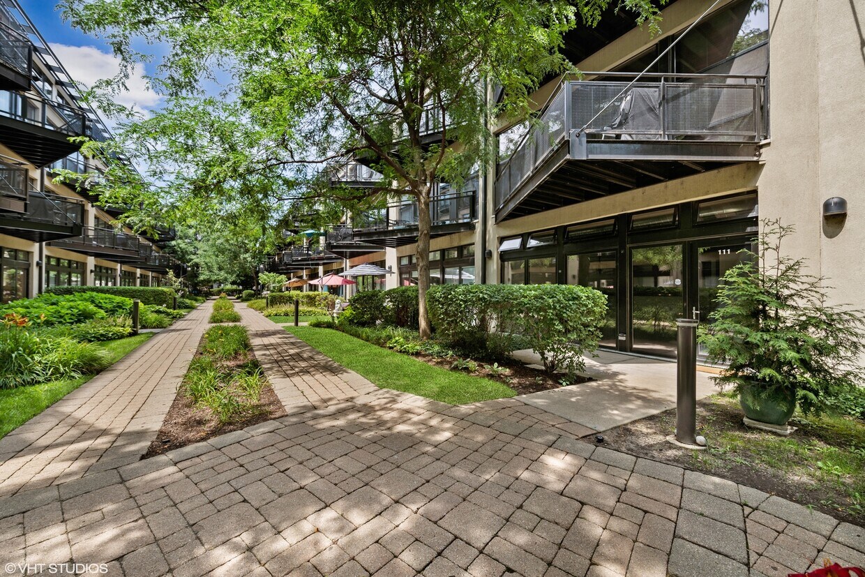 Primary Photo - 1111 W 14th Pl