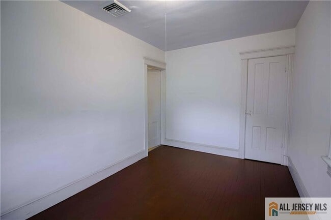 Foto del edificio - 8 Whitehead Ave