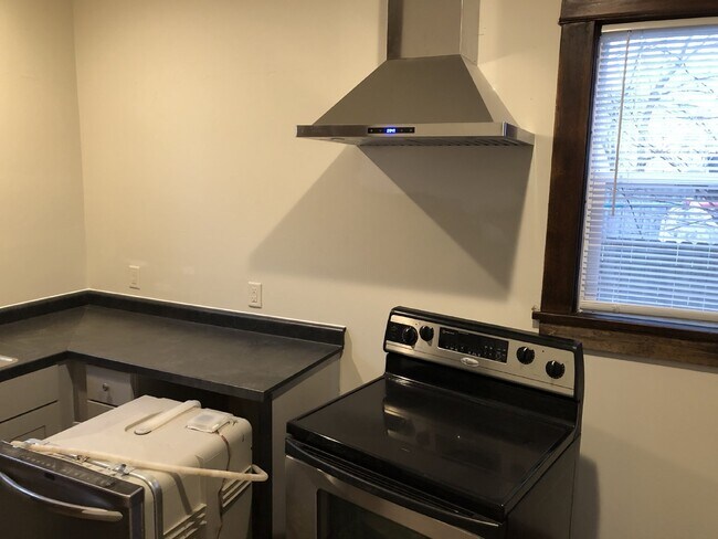 Foto del edificio - Huge 5 Bed 2 Bath home near UWEC with big ...