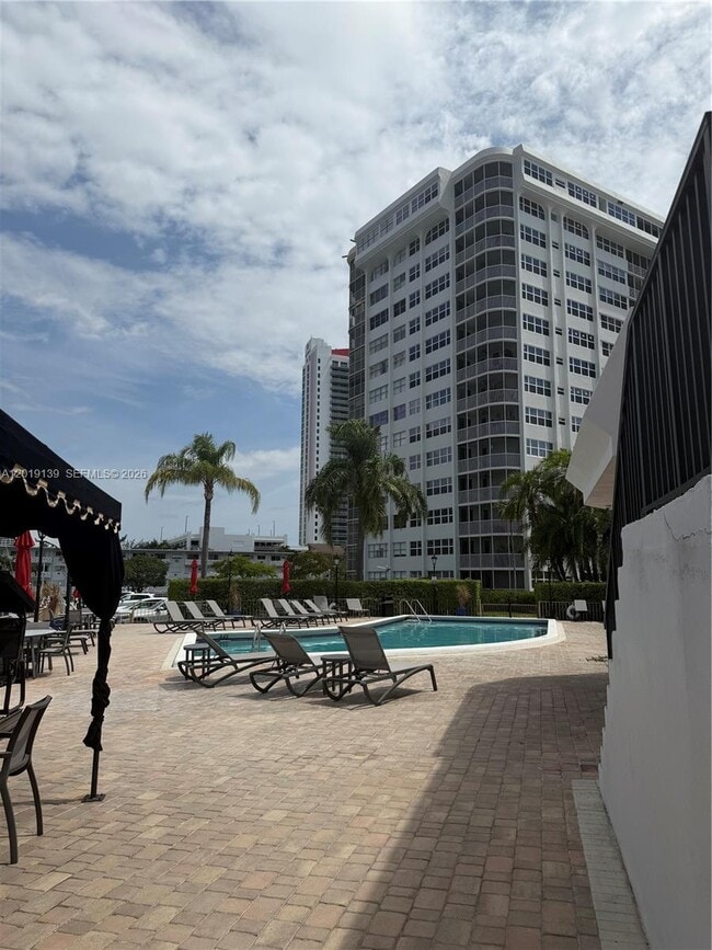 Building Photo - 100 Golden Isles Dr