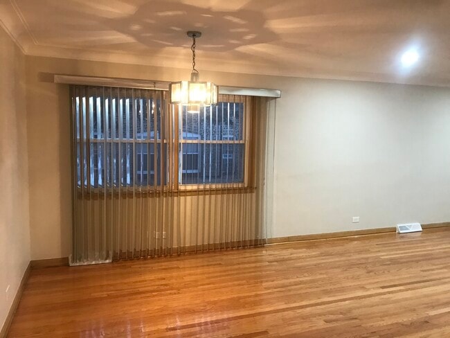 Building Photo - 7423 S Calumet Ave