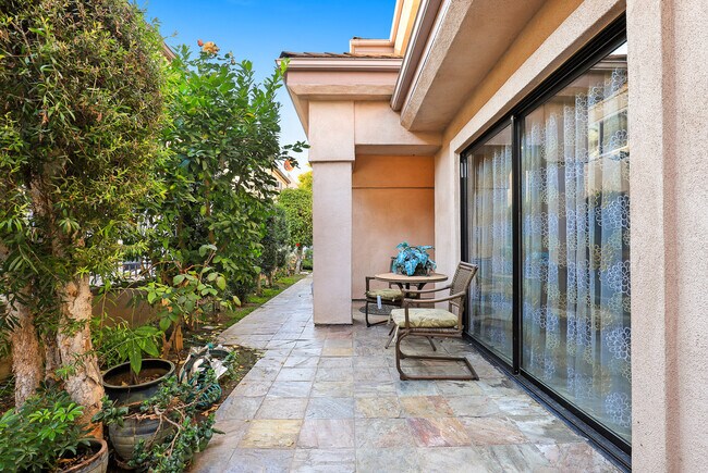 Front yard - 1158 Thompson Ave