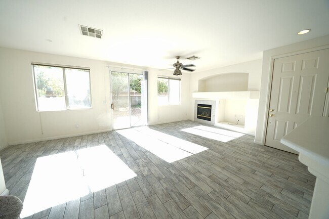 Foto del edificio - SHOWINGS AVAILABLE NOW