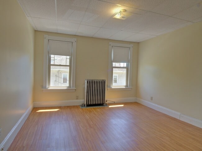 Building Photo - 324 Valley St