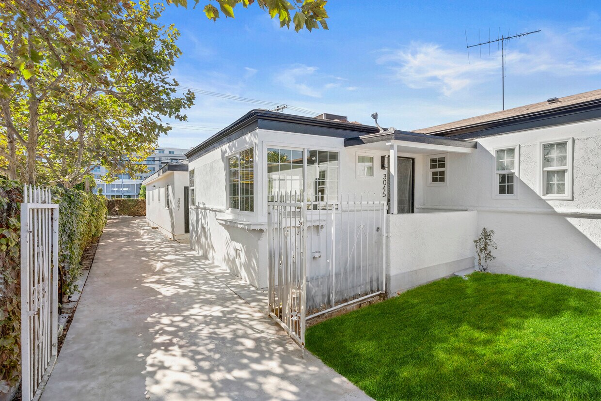 Foto principal - 3043 S Bronson Ave