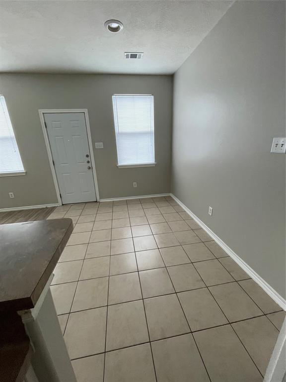 Building Photo - 17135 Oakwood Chase Dr